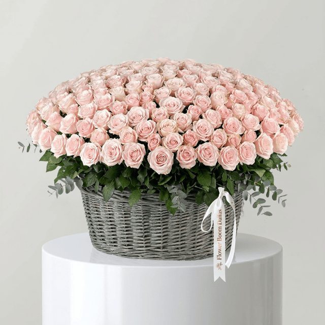 Luxury Light Pink Roses In A Basket - Large Bouquet